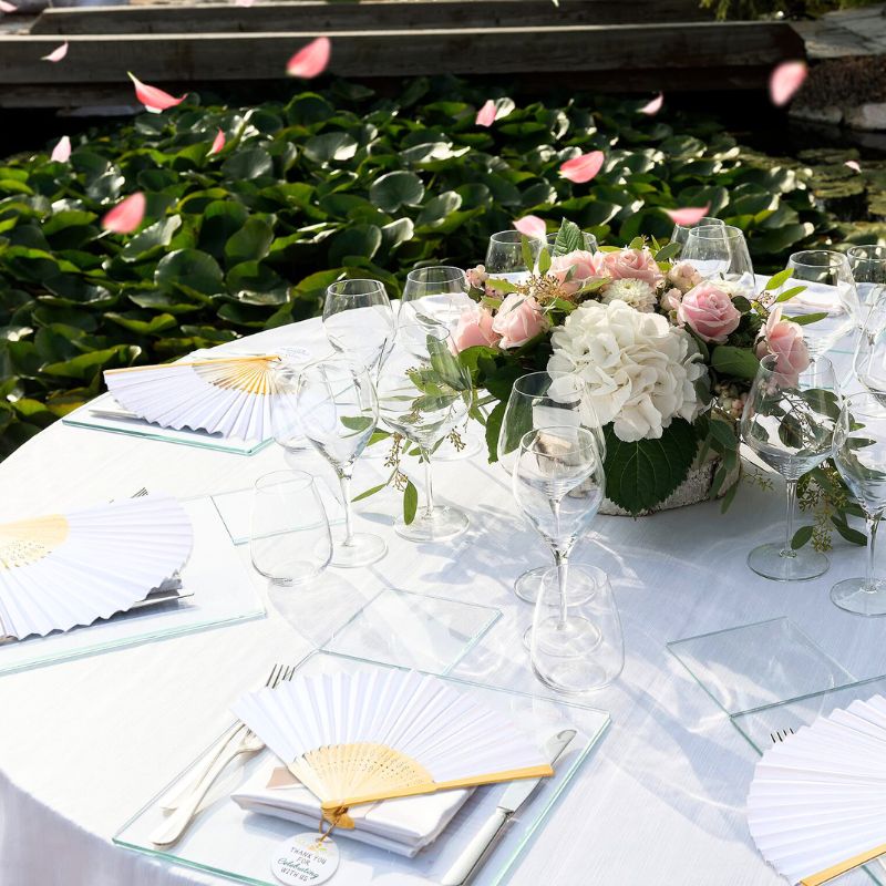 tablée de mariage avec éventails personnalisés