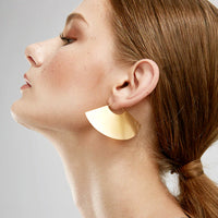 Boucles d'oreilles éventail or dorées triangulaire géométrique handfan femme mannequin portées